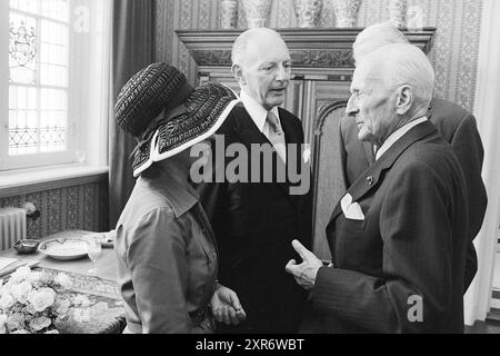 Abschied Bürgermeister Nawijn Juwel. Zandvoort, Bürgermeister, 30-06-1977, Whizgle Dutch News: Historische Bilder zugeschnitten auf die Zukunft. Erkunden Sie die Vergangenheit der Niederlande mit modernen Perspektiven durch Bilder von niederländischen Agenturen. Verbinden der Ereignisse von gestern mit den Erkenntnissen von morgen. Begeben Sie sich auf eine zeitlose Reise mit Geschichten, die unsere Zukunft prägen. Stockfoto