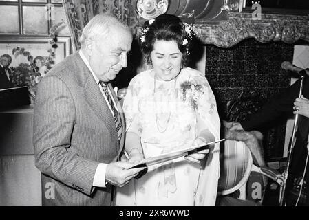 Empfang Mary Servaes (Sänger ohne Namen), Personal singen und Musik, Empfänge, 27-09-1979, Whizgle Dutch News: Historische Bilder zugeschnitten auf die Zukunft. Erkunden Sie die Vergangenheit der Niederlande mit modernen Perspektiven durch Bilder von niederländischen Agenturen. Verbinden der Ereignisse von gestern mit den Erkenntnissen von morgen. Begeben Sie sich auf eine zeitlose Reise mit Geschichten, die unsere Zukunft prägen. Stockfoto