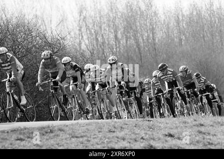 Radrennen B-Amateure, Sp'woude, Spaarnwoude, 01-04-1995, Whizgle Dutch News: Historische Bilder zugeschnitten auf die Zukunft. Erkunden Sie die Vergangenheit der Niederlande mit modernen Perspektiven durch Bilder von niederländischen Agenturen. Verbinden der Ereignisse von gestern mit den Erkenntnissen von morgen. Begeben Sie sich auf eine zeitlose Reise mit Geschichten, die unsere Zukunft prägen. Stockfoto