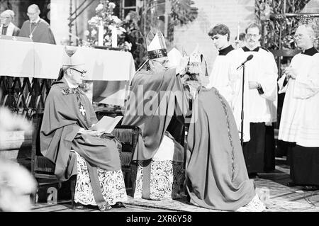 Bischof Bomers und Weihbischof Lescrauwaert, RK Bavo, Haarlem, Weihe, römisch-katholische Kirche, Haarlem, Niederlande, 14-01-1984, Whizgle Dutch News: Historical Images Tailored for the Future. Erkunden Sie die Vergangenheit der Niederlande mit modernen Perspektiven durch Bilder von niederländischen Agenturen. Verbinden der Ereignisse von gestern mit den Erkenntnissen von morgen. Begeben Sie sich auf eine zeitlose Reise mit Geschichten, die unsere Zukunft prägen. Stockfoto