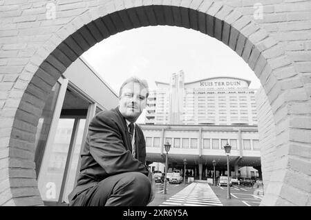 Herr Van Tunen vor dem Hotel Huis ter Duin, Noordwijk, Noordwijk, 14-11-1991, Whizgle Dutch News: Historische Bilder für die Zukunft. Erkunden Sie die Vergangenheit der Niederlande mit modernen Perspektiven durch Bilder von niederländischen Agenturen. Verbinden der Ereignisse von gestern mit den Erkenntnissen von morgen. Begeben Sie sich auf eine zeitlose Reise mit Geschichten, die unsere Zukunft prägen. Stockfoto