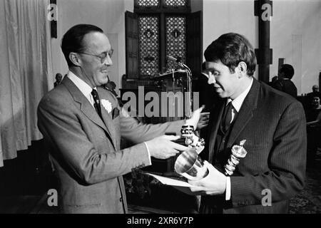 Prinz Bernhard besucht die Fotoausstellung und gratuliert dem ausgezeichneten Fotografen Whizgle Dutch News: Historical Images Tailored for the Future. Erkunden Sie die Vergangenheit der Niederlande mit modernen Perspektiven durch Bilder von niederländischen Agenturen. Verbinden der Ereignisse von gestern mit den Erkenntnissen von morgen. Begeben Sie sich auf eine zeitlose Reise mit Geschichten, die unsere Zukunft prägen. Stockfoto