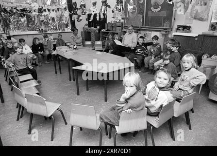 Leere School Classroom, Dreefschool, 30-11-1993, Whizgle Dutch News: Historical Images Tailored for the Future. Erkunden Sie die Vergangenheit der Niederlande mit modernen Perspektiven durch Bilder von niederländischen Agenturen. Verbinden der Ereignisse von gestern mit den Erkenntnissen von morgen. Begeben Sie sich auf eine zeitlose Reise mit Geschichten, die unsere Zukunft prägen. Stockfoto