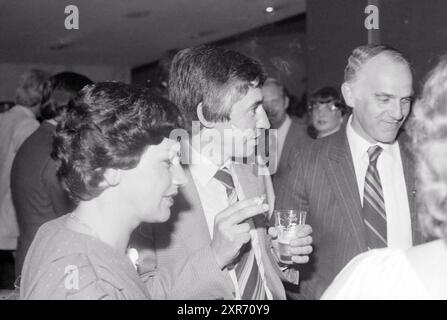 S/W und Color Euro Drugstore Day Utrecht (Komma), Meetings, Utrecht, 11-06-1979, Whizgle Dutch News: Historische Bilder zugeschnitten auf die Zukunft. Erkunden Sie die Vergangenheit der Niederlande mit modernen Perspektiven durch Bilder von niederländischen Agenturen. Verbinden der Ereignisse von gestern mit den Erkenntnissen von morgen. Begeben Sie sich auf eine zeitlose Reise mit Geschichten, die unsere Zukunft prägen. Stockfoto