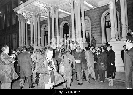 Ankunft der Eltern von Don Carlos Hugo de Bourbon in Schiphol (Prinz Xavier) und Prinzessin Christina, Royal Events, 10-02-1964, Whizgle Dutch News: Historische Bilder für die Zukunft. Erkunden Sie die Vergangenheit der Niederlande mit modernen Perspektiven durch Bilder von niederländischen Agenturen. Verbinden der Ereignisse von gestern mit den Erkenntnissen von morgen. Begeben Sie sich auf eine zeitlose Reise mit Geschichten, die unsere Zukunft prägen. Stockfoto