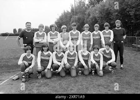 Softball Terrasvogels - HCAW + Championship Joy + Team Terrasvogels, Softball, 10-08-1980, Whizgle Dutch News: Historische Bilder für die Zukunft. Erkunden Sie die Vergangenheit der Niederlande mit modernen Perspektiven durch Bilder von niederländischen Agenturen. Verbinden der Ereignisse von gestern mit den Erkenntnissen von morgen. Begeben Sie sich auf eine zeitlose Reise mit Geschichten, die unsere Zukunft prägen. Stockfoto