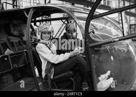 René van de Hulst bei der Soesterberg Air Force, Air Force and Alarm, Soesterberg, 28-06-1984, Whizgle Dutch News: Historische Bilder zugeschnitten auf die Zukunft. Erkunden Sie die Vergangenheit der Niederlande mit modernen Perspektiven durch Bilder von niederländischen Agenturen. Verbinden der Ereignisse von gestern mit den Erkenntnissen von morgen. Begeben Sie sich auf eine zeitlose Reise mit Geschichten, die unsere Zukunft prägen. Stockfoto