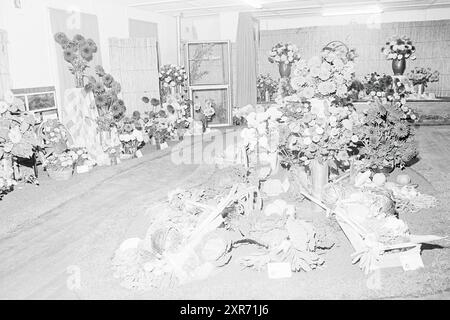 Blumenparade Aalsmeer, Blumenparade, Blumenausstellung, 01-09-1967, Whizgle Dutch News: Historische Bilder zugeschnitten auf die Zukunft. Erkunden Sie die Vergangenheit der Niederlande mit modernen Perspektiven durch Bilder von niederländischen Agenturen. Verbinden der Ereignisse von gestern mit den Erkenntnissen von morgen. Begeben Sie sich auf eine zeitlose Reise mit Geschichten, die unsere Zukunft prägen. Stockfoto