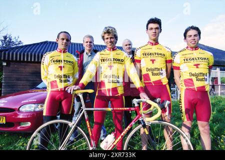 Radsportteam, Spaarnwoude, Spaarnwoude, 27-04-1998, Whizgle Dutch News: Historische Bilder für die Zukunft. Erkunden Sie die Vergangenheit der Niederlande mit modernen Perspektiven durch Bilder von niederländischen Agenturen. Verbinden der Ereignisse von gestern mit den Erkenntnissen von morgen. Begeben Sie sich auf eine zeitlose Reise mit Geschichten, die unsere Zukunft prägen. Stockfoto