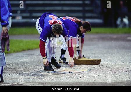 Softball: Sparks - Terrasvogels, 20. September 2002, Whizgle Dutch News: Historische Bilder für die Zukunft. Erkunden Sie die Vergangenheit der Niederlande mit modernen Perspektiven durch Bilder von niederländischen Agenturen. Verbinden der Ereignisse von gestern mit den Erkenntnissen von morgen. Begeben Sie sich auf eine zeitlose Reise mit Geschichten, die unsere Zukunft prägen. Stockfoto