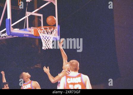 Basketball Match, 26.12.1993, Whizgle Dutch News: Historische Bilder für die Zukunft. Erkunden Sie die Vergangenheit der Niederlande mit modernen Perspektiven durch Bilder von niederländischen Agenturen. Verbinden der Ereignisse von gestern mit den Erkenntnissen von morgen. Begeben Sie sich auf eine zeitlose Reise mit Geschichten, die unsere Zukunft prägen. Stockfoto