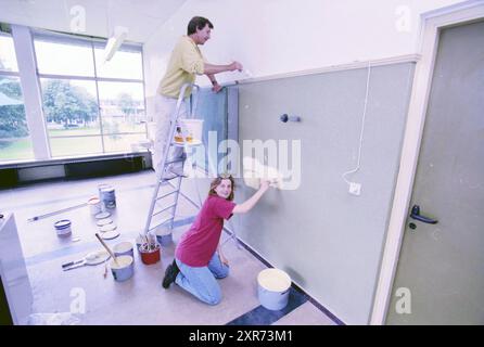 Klassenzimmer Malerei, IJmuiden, IJmuiden, Niederlande, 10-07-1998, Whizgle Dutch News: historische Bilder für die Zukunft. Erkunden Sie die Vergangenheit der Niederlande mit modernen Perspektiven durch Bilder von niederländischen Agenturen. Verbinden der Ereignisse von gestern mit den Erkenntnissen von morgen. Begeben Sie sich auf eine zeitlose Reise mit Geschichten, die unsere Zukunft prägen. Stockfoto