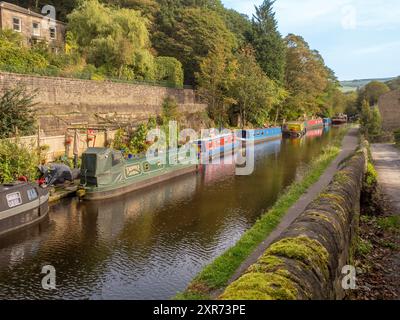 Vertäute schmale Boote auf dem Rochdale Canal in Hebden Bridge, West Yorkshire. UK Stockfoto