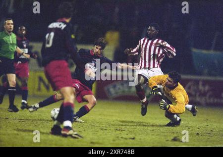 Football, Haarlem - Top Oss, 27.02.2003, Whizgle Dutch News: Historische Bilder zugeschnitten auf die Zukunft. Erkunden Sie die Vergangenheit der Niederlande mit modernen Perspektiven durch Bilder von niederländischen Agenturen. Verbinden der Ereignisse von gestern mit den Erkenntnissen von morgen. Begeben Sie sich auf eine zeitlose Reise mit Geschichten, die unsere Zukunft prägen. Stockfoto