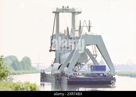 Transport Figee Crane, Spaarndam, Spaarndam, 07-08-1996, Whizgle Dutch News: Historische Bilder zugeschnitten auf die Zukunft. Erkunden Sie die Vergangenheit der Niederlande mit modernen Perspektiven durch Bilder von niederländischen Agenturen. Verbinden der Ereignisse von gestern mit den Erkenntnissen von morgen. Begeben Sie sich auf eine zeitlose Reise mit Geschichten, die unsere Zukunft prägen. Stockfoto