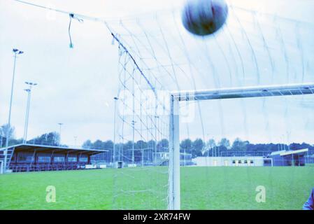 Ball in net, Haarlem, Niederlande, 23-10-2001, Whizgle Dutch News: Historical Images Tailored for the Future. Erkunden Sie die Vergangenheit der Niederlande mit modernen Perspektiven durch Bilder von niederländischen Agenturen. Verbinden der Ereignisse von gestern mit den Erkenntnissen von morgen. Begeben Sie sich auf eine zeitlose Reise mit Geschichten, die unsere Zukunft prägen. Stockfoto