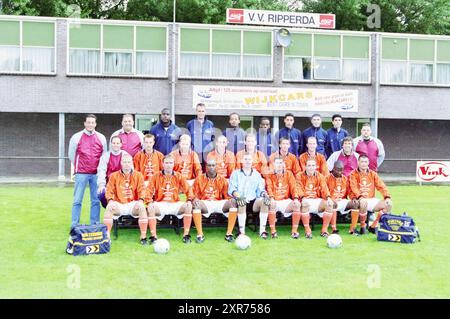 Teamfoto des Fußballvereins Ripperda, Haarlem, Nederland, 11-09-2001, Whizgle Dutch News: Historische Bilder für die Zukunft. Erkunden Sie die Vergangenheit der Niederlande mit modernen Perspektiven durch Bilder von niederländischen Agenturen. Verbinden der Ereignisse von gestern mit den Erkenntnissen von morgen. Begeben Sie sich auf eine zeitlose Reise mit Geschichten, die unsere Zukunft prägen. Stockfoto