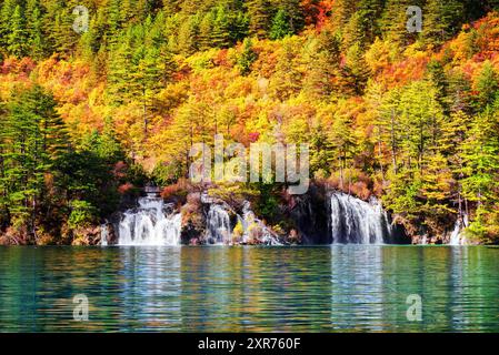 Malerischer Blick auf Wasserfälle und See mit kristallklarem Wasser Stockfoto