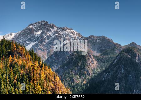 Atemberaubende schneebedeckte Berge auf blauem Himmel Hintergrund Stockfoto