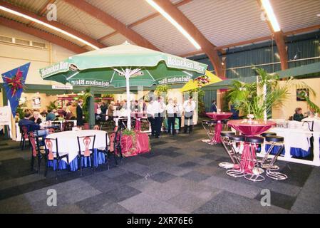 Rollstuhltennis in der Sporthalle mit Festlichkeiten in der Lobby, 00-09-1996, Whizgle Dutch News: Historische Bilder zugeschnitten auf die Zukunft. Erkunden Sie die Vergangenheit der Niederlande mit modernen Perspektiven durch Bilder von niederländischen Agenturen. Verbinden der Ereignisse von gestern mit den Erkenntnissen von morgen. Begeben Sie sich auf eine zeitlose Reise mit Geschichten, die unsere Zukunft prägen. Stockfoto