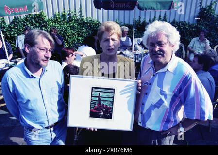 Künstler zeigt ein Gemälde, 00-07-1999, Whizgle Dutch News: Historische Bilder zugeschnitten auf die Zukunft. Erkunden Sie die Vergangenheit der Niederlande mit modernen Perspektiven durch Bilder von niederländischen Agenturen. Verbinden der Ereignisse von gestern mit den Erkenntnissen von morgen. Begeben Sie sich auf eine zeitlose Reise mit Geschichten, die unsere Zukunft prägen. Stockfoto