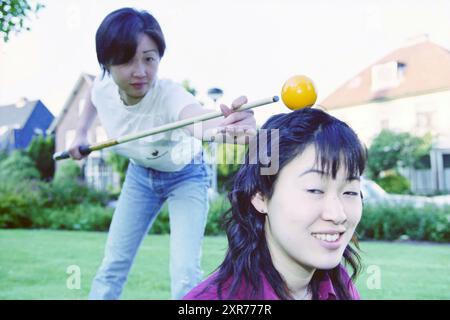 American + Japanese Billard Players, 08.06.1999, Whizgle Dutch News: Historical Images Tailored for the Future. Erkunden Sie die Vergangenheit der Niederlande mit modernen Perspektiven durch Bilder von niederländischen Agenturen. Verbinden der Ereignisse von gestern mit den Erkenntnissen von morgen. Begeben Sie sich auf eine zeitlose Reise mit Geschichten, die unsere Zukunft prägen. Stockfoto