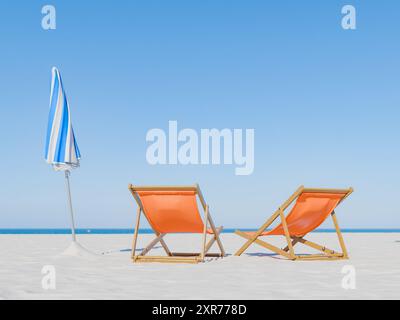 3D-Darstellung eines ruhigen Strandes mit zwei orangen Liegestühlen und einem blau gestreiften Sonnenschirm an einem unberührten Sandstrand mit klarem blauem Himmel und Horizont Stockfoto