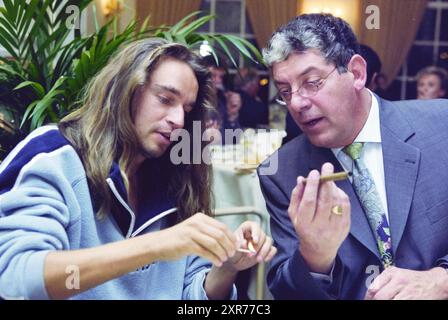 Zigarrendinner im Restaurant Groenendaal mit Pianisten Jan Vayne (blauer Pullover, lange Haare), Restaurantbesitzer Hein UitendaalGroenendaal 3, Heemstede, Heemstede, Groenendaal, Niederlande, 18-10-1999, Whizgle Dutch News: historische Bilder zugeschnitten auf die Zukunft. Erkunden Sie die Vergangenheit der Niederlande mit modernen Perspektiven durch Bilder von niederländischen Agenturen. Verbinden der Ereignisse von gestern mit den Erkenntnissen von morgen. Begeben Sie sich auf eine zeitlose Reise mit Geschichten, die unsere Zukunft prägen. Stockfoto