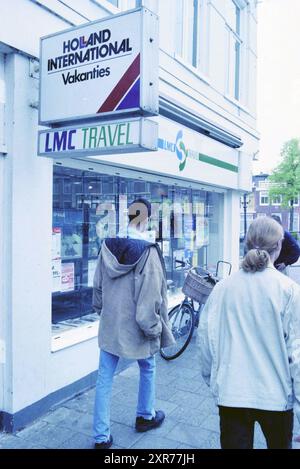 Reisebüro LMC Travel, Kruisstraat Ecke Nieuwe Gracht, Haarlem, Kruisstraat, Niederlande, 01-05-1996, Whizgle Dutch News: historische Bilder für die Zukunft. Erkunden Sie die Vergangenheit der Niederlande mit modernen Perspektiven durch Bilder von niederländischen Agenturen. Verbinden der Ereignisse von gestern mit den Erkenntnissen von morgen. Begeben Sie sich auf eine zeitlose Reise mit Geschichten, die unsere Zukunft prägen. Stockfoto