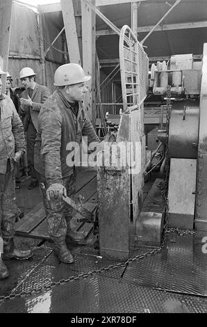 Rep. Oil Drilling Haarlemmermeer, Report, 10-02-1970, Whizgle Dutch News: Historical Images Tailored for the Future. Erkunden Sie die Vergangenheit der Niederlande mit modernen Perspektiven durch Bilder von niederländischen Agenturen. Verbinden der Ereignisse von gestern mit den Erkenntnissen von morgen. Begeben Sie sich auf eine zeitlose Reise mit Geschichten, die unsere Zukunft prägen. Stockfoto