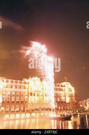 Feuerwerk, Whizgle Dutch News: Historische Bilder für die Zukunft. Erkunden Sie die Vergangenheit der Niederlande mit modernen Perspektiven durch Bilder von niederländischen Agenturen. Verbinden der Ereignisse von gestern mit den Erkenntnissen von morgen. Begeben Sie sich auf eine zeitlose Reise mit Geschichten, die unsere Zukunft prägen. Stockfoto