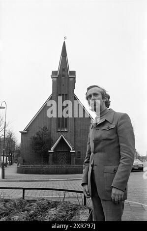 Reverend Johan Brezet for Good Shepherd Church in Velsen, Geistlicher, 10.-12. 1974, Whizgle Dutch News: Historische Bilder zugeschnitten für die Zukunft. Erkunden Sie die Vergangenheit der Niederlande mit modernen Perspektiven durch Bilder von niederländischen Agenturen. Verbinden der Ereignisse von gestern mit den Erkenntnissen von morgen. Begeben Sie sich auf eine zeitlose Reise mit Geschichten, die unsere Zukunft prägen. Stockfoto