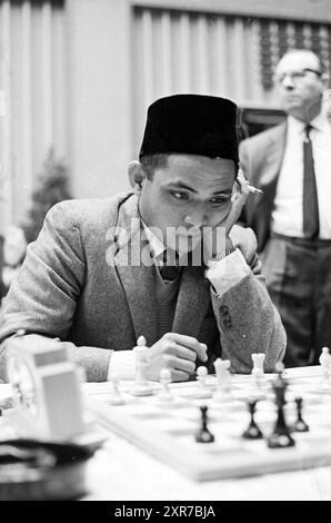 AROVA Bachtiar während der ersten Runde des Hoogovens Chess Turniers 1966. Kennemertheater, Beverwijk, Beverwijk, Niederlande, 12-01-1966, Whizgle Dutch News: historische Bilder für die Zukunft. Erkunden Sie die Vergangenheit der Niederlande mit modernen Perspektiven durch Bilder von niederländischen Agenturen. Verbinden der Ereignisse von gestern mit den Erkenntnissen von morgen. Begeben Sie sich auf eine zeitlose Reise mit Geschichten, die unsere Zukunft prägen. Stockfoto