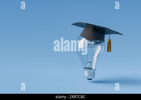 Eine Glühlampe mit einer Graduierungskappe, die auf blauem Hintergrund mit Kopierraum schwimmt. Das Konzept der Bildung, des Wissens und der Leistung. 3D-Renderi Stockfoto