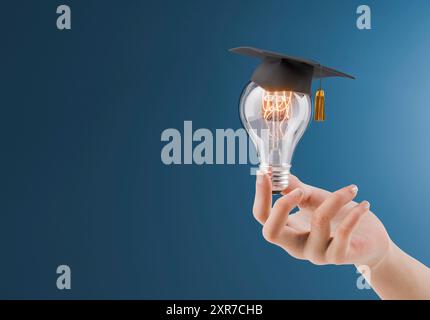 Die Hand hält eine Glühbirne und trägt eine Graduierungskappe auf blauem Hintergrund. Konzept von Bildung, Innovation und Ideen. 3D-Rendering Stockfoto