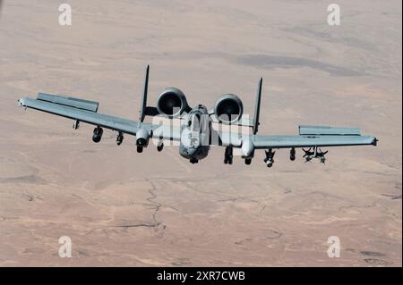 Eine A-10 Thunderbolt II der US Air Force von der Selfridge Air National Guard BaseÕs 107th Expeditionary Fighter Squadron fliegt über einen unbekannten Ort Stockfoto