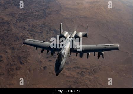 Eine A-10 Thunderbolt II der US-Luftwaffe von der BaseÕs 104. Expeditionary Fighter Squadron der Warfield Air National Guard fliegt über einen unbekannten Ort Stockfoto