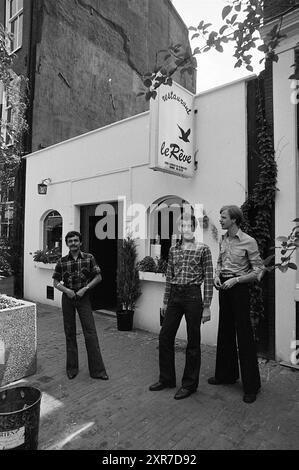 Restaurant Le Rève + Besitzer A'Dam, Restaurant, 23-06-1977, Whizgle Dutch News: Historische Bilder für die Zukunft. Erkunden Sie die Vergangenheit der Niederlande mit modernen Perspektiven durch Bilder von niederländischen Agenturen. Verbinden der Ereignisse von gestern mit den Erkenntnissen von morgen. Begeben Sie sich auf eine zeitlose Reise mit Geschichten, die unsere Zukunft prägen. Stockfoto