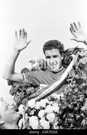 Sieger Gerard Wesseling (HSC de Bataaf) Amateurstraßenrennen auf der Strecke Zandvoort, 04-06-1961, Whizgle Dutch News: Historische Bilder für die Zukunft. Erkunden Sie die Vergangenheit der Niederlande mit modernen Perspektiven durch Bilder von niederländischen Agenturen. Verbinden der Ereignisse von gestern mit den Erkenntnissen von morgen. Begeben Sie sich auf eine zeitlose Reise mit Geschichten, die unsere Zukunft prägen. Stockfoto