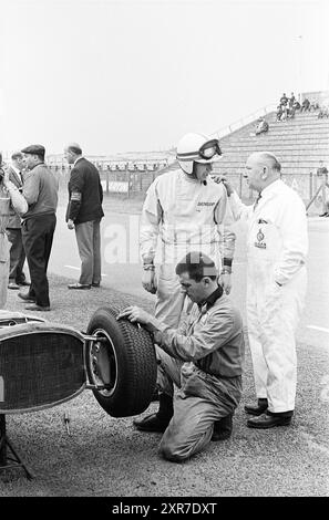 Racing Cars, 22.05.1964, Whizgle Dutch News: Historical Images Tailored for the Future. Erkunden Sie die Vergangenheit der Niederlande mit modernen Perspektiven durch Bilder von niederländischen Agenturen. Verbinden der Ereignisse von gestern mit den Erkenntnissen von morgen. Begeben Sie sich auf eine zeitlose Reise mit Geschichten, die unsere Zukunft prägen. Stockfoto