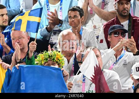 Paris, Frankreich. August 2024. PARIS, FRANKREICH 20240808 König Carl XVI Gustaf in der Tribüne im Halbfinale zwischen Jonatan Hellvig/Daniel Åhman und Cherif Younousse/Ahmed Tijan aus Katar im Beachvolleyball der Männer am Eiffelturm – Center Court während der Olympischen Sommerspiele in Paris. Foto: Jonas Ekströmer/TT/Code 10030 Credit: TT News Agency/Alamy Live News Stockfoto