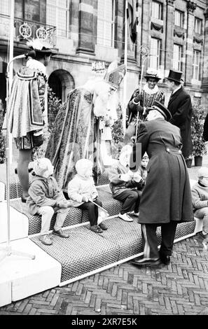 Ankunft von Sinterklaas in Amsterdam, Amsterdam, Dam, Niederlande, Whizgle Dutch News: Historische Bilder für die Zukunft. Erkunden Sie die Vergangenheit der Niederlande mit modernen Perspektiven durch Bilder von niederländischen Agenturen. Verbinden der Ereignisse von gestern mit den Erkenntnissen von morgen. Begeben Sie sich auf eine zeitlose Reise mit Geschichten, die unsere Zukunft prägen. Stockfoto