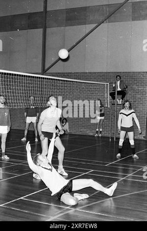 Volley-Ball, 00-00-1973, Whizgle Dutch News: Historical Images Tailored for the Future. Erkunden Sie die Vergangenheit der Niederlande mit modernen Perspektiven durch Bilder von niederländischen Agenturen. Verbinden der Ereignisse von gestern mit den Erkenntnissen von morgen. Begeben Sie sich auf eine zeitlose Reise mit Geschichten, die unsere Zukunft prägen. Stockfoto