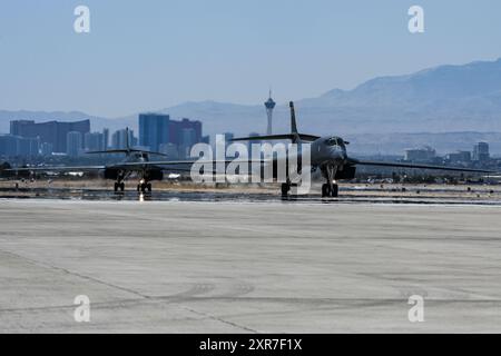 Zwei B-1B-Lancer der US Air Force, die dem Taxi der 37th Bomb Squadron zugeteilt wurden, nachdem sie während des Bamboo Eagle 24-3 auf der Nellis Air Force Base, Nevada, 5. August, gelandet waren. Stockfoto