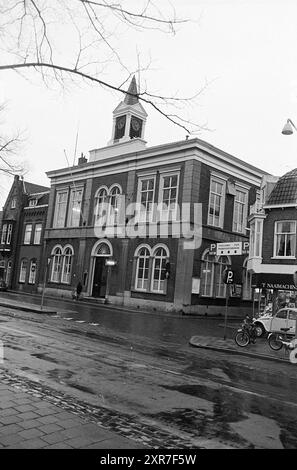 Polizeiwache Ecke Breestraat, Raadhuisstraat, Beverwijk, Breestraat, Niederlande, 00-00-1972, Whizgle Dutch News: historische Bilder für die Zukunft. Erkunden Sie die Vergangenheit der Niederlande mit modernen Perspektiven durch Bilder von niederländischen Agenturen. Verbinden der Ereignisse von gestern mit den Erkenntnissen von morgen. Begeben Sie sich auf eine zeitlose Reise mit Geschichten, die unsere Zukunft prägen. Stockfoto