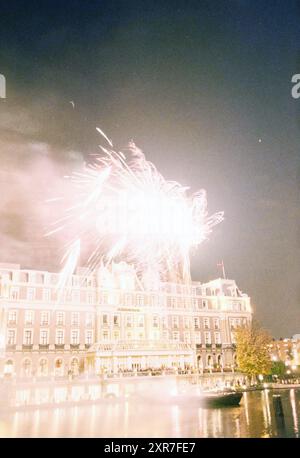 Feuerwerk, Whizgle Dutch News: Historische Bilder für die Zukunft. Erkunden Sie die Vergangenheit der Niederlande mit modernen Perspektiven durch Bilder von niederländischen Agenturen. Verbinden der Ereignisse von gestern mit den Erkenntnissen von morgen. Begeben Sie sich auf eine zeitlose Reise mit Geschichten, die unsere Zukunft prägen. Stockfoto