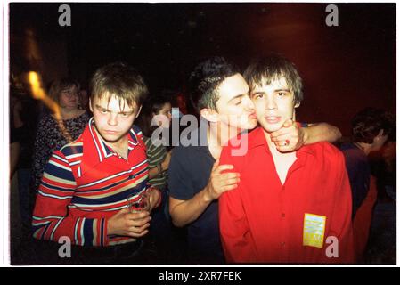 60 FT DOLLS, BACKSTAGE PORTRAIT, 1994: Die walisische Punkpock-Band 60 ft Dolls (L-R: Carl Bevan, Richard Parfitt, Mike Cole), die am 23. August 1994 als Unterstützung für Elastica im King's Head Hotel in Newport (Wales) auftrat. Foto: Rob Watkins. INFO: 60 ft Dolls, eine walisische Alternative Rock Band der 90er Jahre, hat Punk, Rock und Pop-Einflüsse gemischt. Mit ihrem dynamischen Sound und ihren temperamentvollen Auftritten erregten sie mit dem Album „The Big 3“ Aufmerksamkeit, bevor sie sich auflösten und die pulsierende Britpop-Ära prägten. Stockfoto