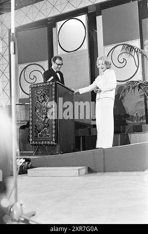 Präsentation von Edison von Godfried Bomans an Marlene Dietrich bei der Grand Gala du Disque im Kurhaus, Preisverleihung, Präsentation, 12. 10. 1963, Whizgle Dutch News: Historische Bilder zugeschnitten auf die Zukunft. Erkunden Sie die Vergangenheit der Niederlande mit modernen Perspektiven durch Bilder von niederländischen Agenturen. Verbinden der Ereignisse von gestern mit den Erkenntnissen von morgen. Begeben Sie sich auf eine zeitlose Reise mit Geschichten, die unsere Zukunft prägen. Stockfoto