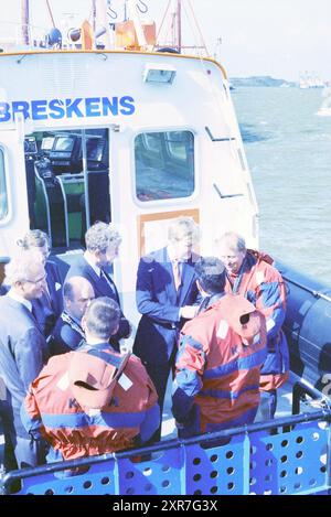 Eröffnung des KNRM-Gebäudes in IJmuiden durch Prinz Willem Alexander, IJmuiden, Niederlande, 24-03-1995, Whizgle Dutch News: Historische Bilder zugeschnitten auf die Zukunft. Erkunden Sie die Vergangenheit der Niederlande mit modernen Perspektiven durch Bilder von niederländischen Agenturen. Verbinden der Ereignisse von gestern mit den Erkenntnissen von morgen. Begeben Sie sich auf eine zeitlose Reise mit Geschichten, die unsere Zukunft prägen. Stockfoto