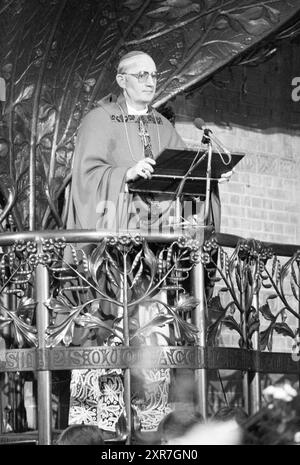 Bischof Bomers und Weihbischof Lescrauwaert, RK Bavo, Haarlem, Weihe, römisch-katholische Kirche, Haarlem, Niederlande, 14-01-1984, Whizgle Dutch News: Historical Images Tailored for the Future. Erkunden Sie die Vergangenheit der Niederlande mit modernen Perspektiven durch Bilder von niederländischen Agenturen. Verbinden der Ereignisse von gestern mit den Erkenntnissen von morgen. Begeben Sie sich auf eine zeitlose Reise mit Geschichten, die unsere Zukunft prägen. Stockfoto